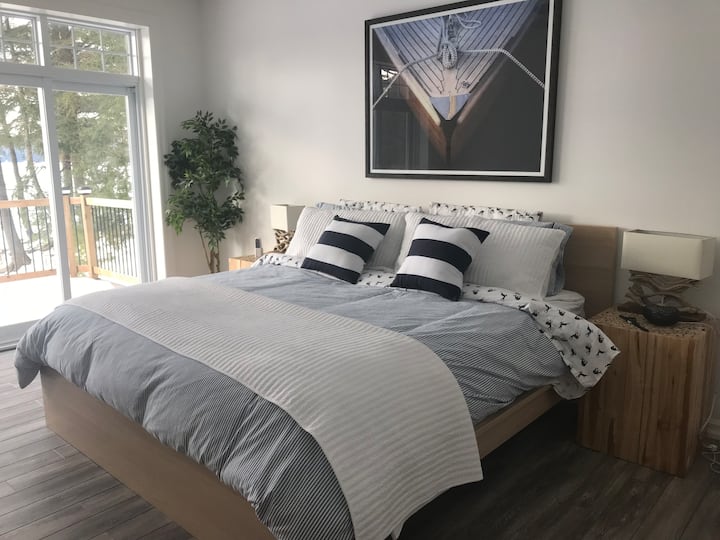 Glavna spavaća soba s pogledom na jezero na gornjem katu.