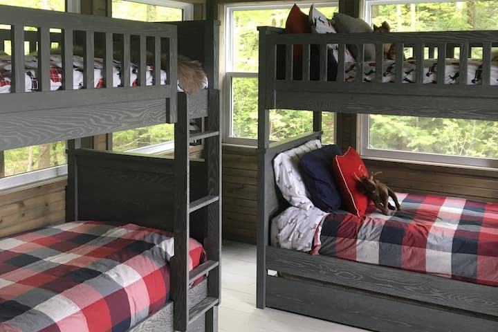 Kreveti na kat imaju i pomoćne krevete. Za 6 djece.