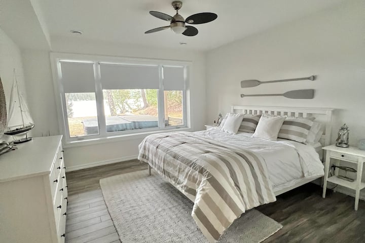 Ova prostorija nalazi se na nižoj razini i ima pogled na jezero.