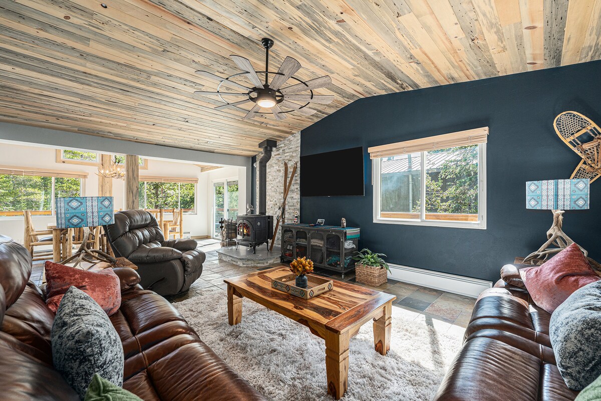 Top Airbnb: Walk to Glacier & Lakes | Pool Table, Fireplace in Denver Metropolitan Area