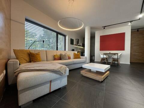 B10 Business Red Apartment