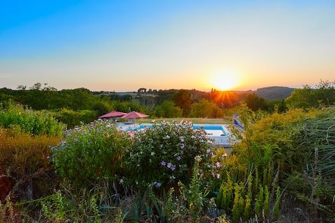 Le Logis. Oustanding house, ideal location. Views
