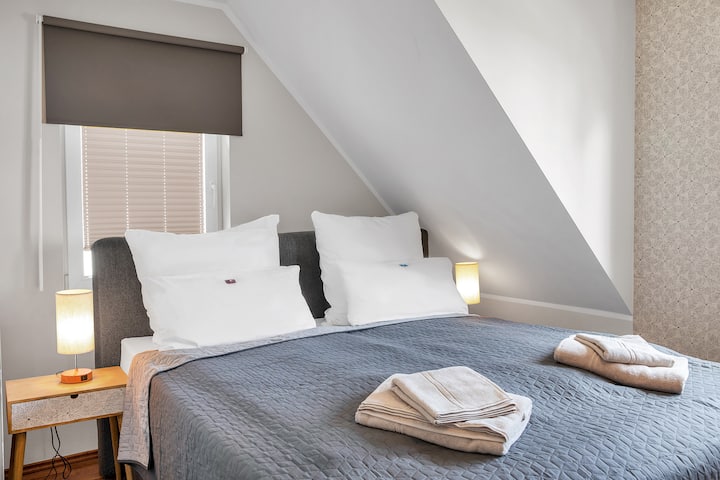 في السرير الزنبركي المريح بحجم كبير، يمكنك أن تشعر بالراحة.
تم تجهيز المصابيح بجانب السرير بتوصيلات USB، حتى تتمكن من شحن هاتفك طوال الليل، على سبيل المثال.