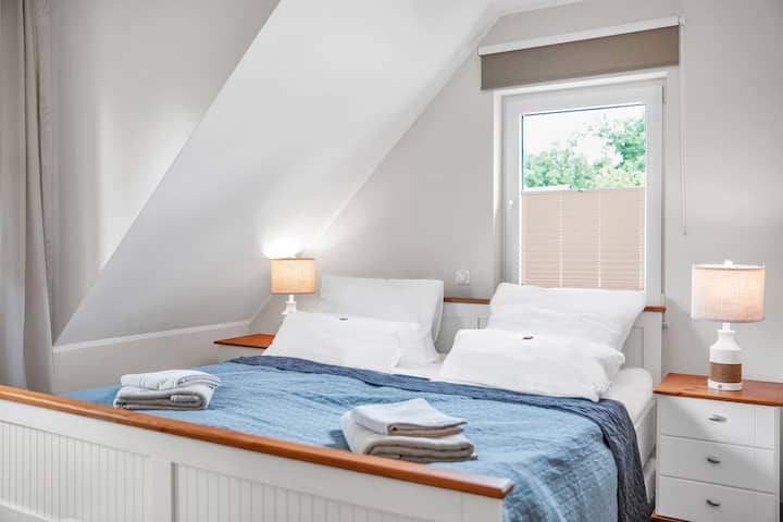 في غرفة النوم العلوية، يوجد سرير مزدوج مريح آخر بحجم كينج.
تتوفر أيضًا منافذ USB لشحن هاتفك في هذه المصابيح بجانب السرير. 