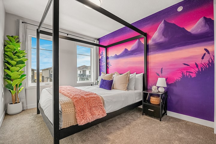 Segundo dormitorio (arriba) con una cama tamaño queen y armario.