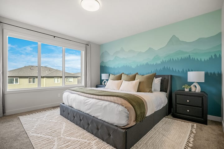 Dormitorio principal (arriba) con cama tamaño king, armario y baño privado en suite.