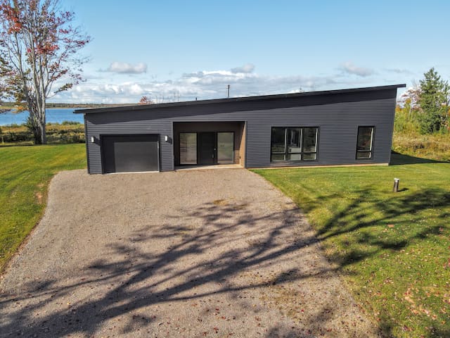 Eagles Point -Waterfront Retreat