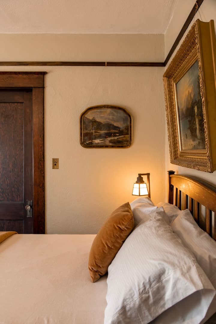 Katika chumba cha kulala cha ghorofa kuu, utapata kitanda kamili kilicho na mashuka ya pamba ya kifahari ya Misri na matandiko ya mashuka. Mlango ulioonyeshwa unaelekea kwenye kabati lenye friji ya kisasa kwa ajili ya kuhifadhi chakula na vinywaji vya ziada, pamoja na nafasi ya kutosha kwa ajili ya mizigo yako.