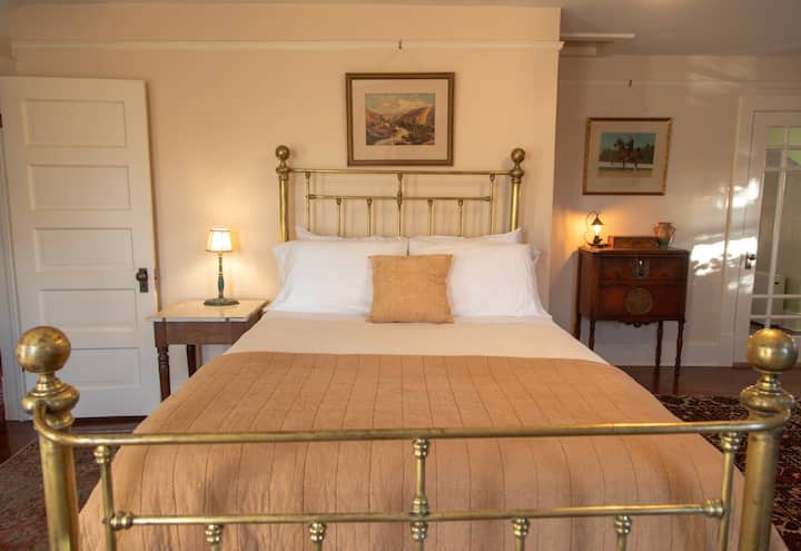 Mwonekano kutoka chini ya kitanda cha malkia.