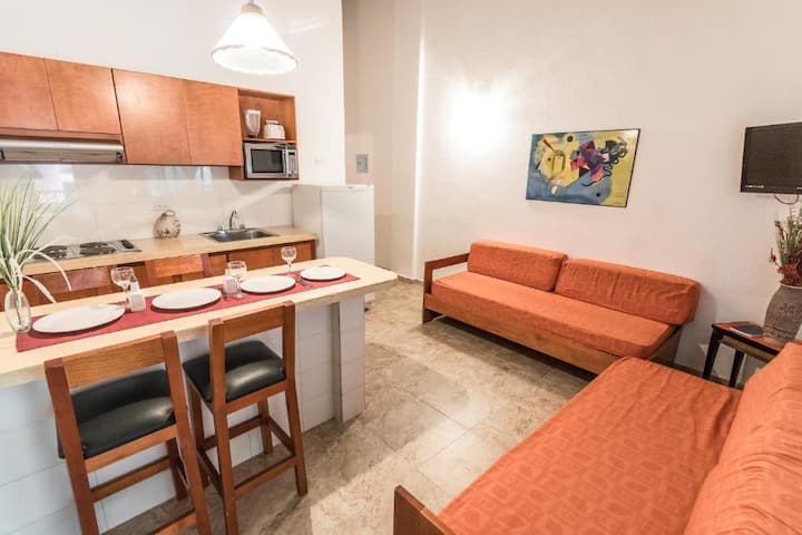 אווירה עם שתי ספות נפתחות שהוכנו עם  הלבשה תחתונה לשינה.