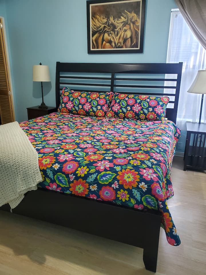 Manželská posteľ v izbe 1, pripojená k plnej kúpeľni. 