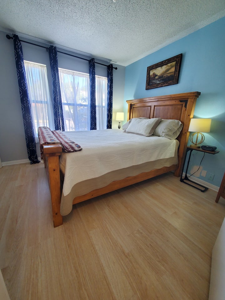 Menšia manželská posteľ v izbe 2 