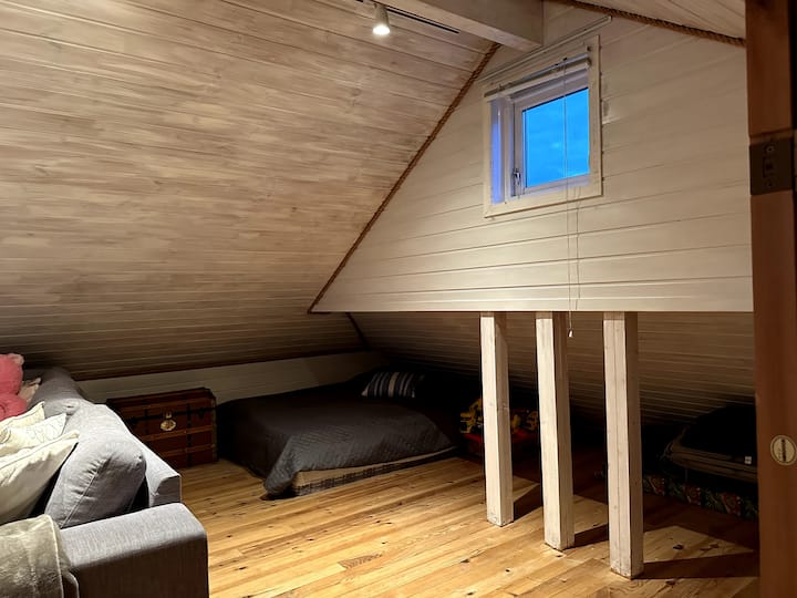 Loft qui sert aussi de quatrième chambre