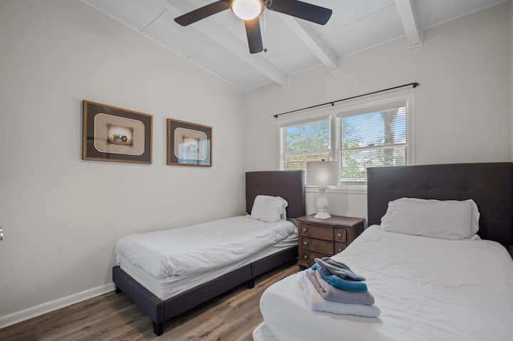 غرفة نوم 2 بسريرين مفردين