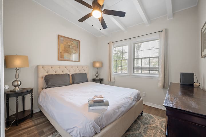 غرفة نوم 4 مع سرير بحجم وسط