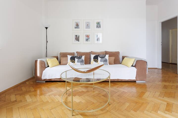 Balcony Apartment – Opera Alley City Center gallery image 5