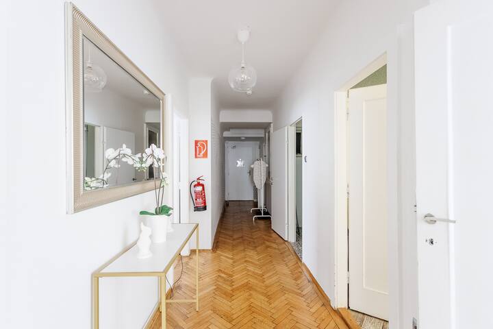 Balcony Apartment – Opera Alley City Center gallery image 4