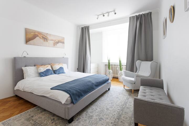 Balcony Apartment – Opera Alley City Center gallery image 2