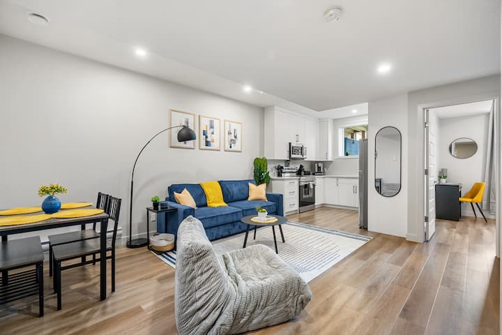 Obývacia izba na prízemí s dvojitým rozkladacím gaučom, jedálenským kútom, elektrickým krbom a 50-palcovou inteligentnou televíziou.