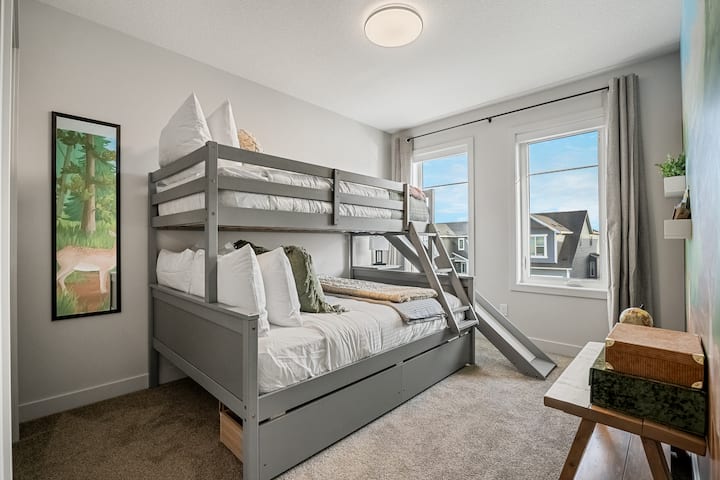 Tretia spálňa (na poschodí) s jednou poschodovou posteľou a šatníkom.