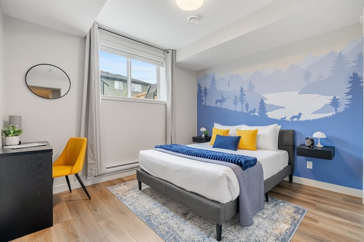 Štvrtá spálňa (na prízemí) s manželskou posteľou, vyhradenou pracovnou stanicou, šatníkom a zatemňovacími žalúziami.