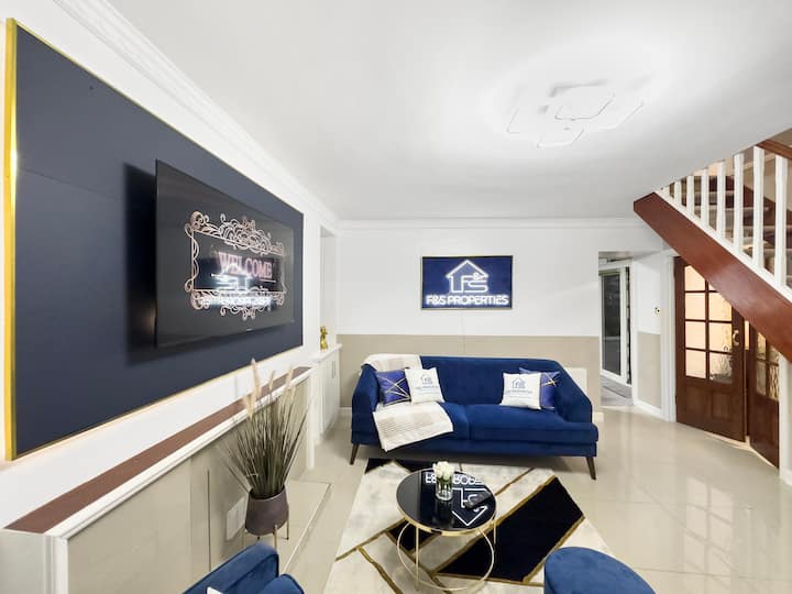 Dashing And Distinctive Dwelling W/ Rooftop Garden - South Wales