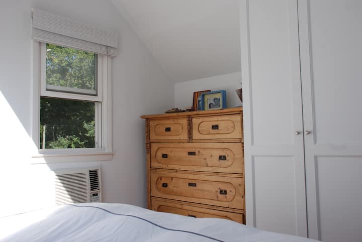 غرفة النوم الرئيسية في الطابق العلوي