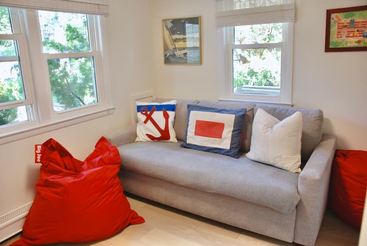 دن تلفزيون مع أريكة صغيرة راقية بمقاس كينج