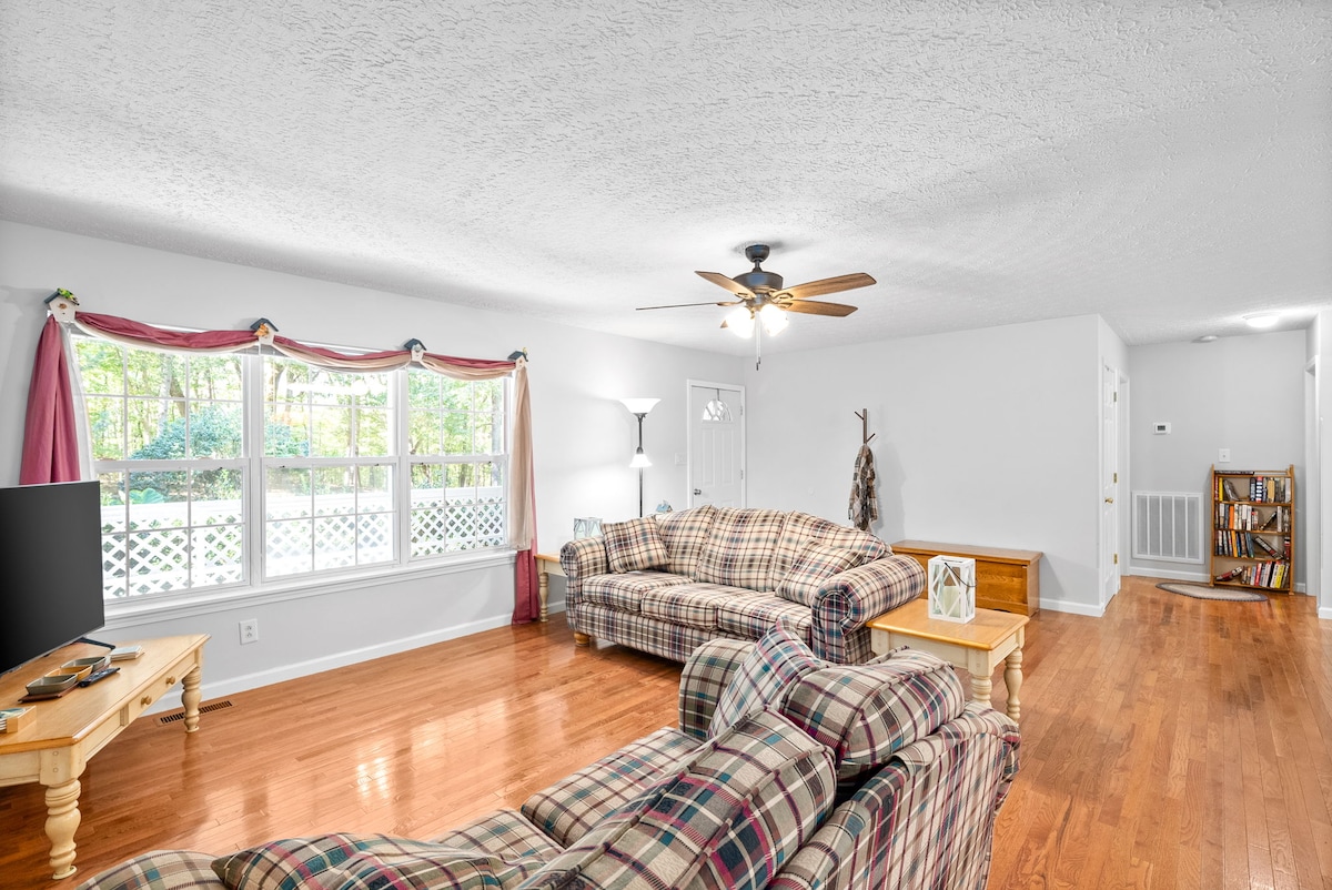 Top Airbnb: The Cross Creeks Hide Away in Clarksville