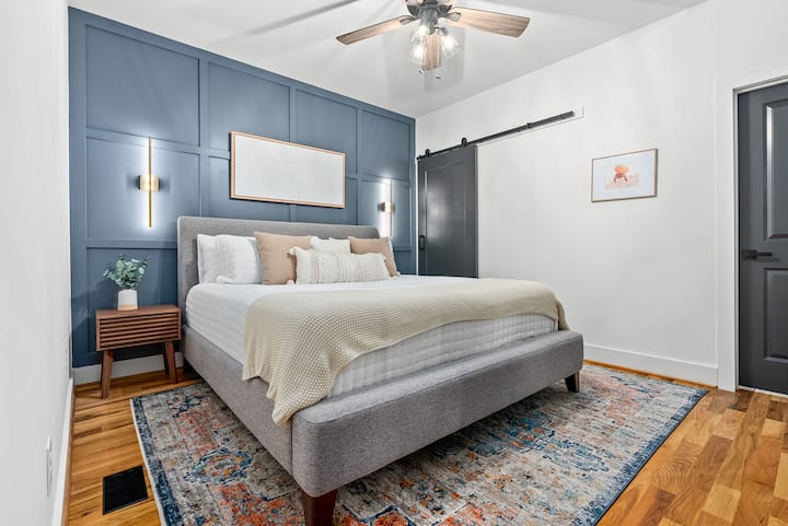 Chumba cha kulala cha kifahari cha ghorofa ya kwanza kinakusubiri. Kitanda cha juu cha mto wa kifalme kilicho na mashuka ya pamba ya Misri, kabati la kuingia na bafu la kujitegemea. 