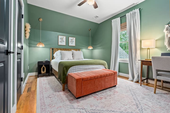 Pumzika katika chumba cha kulala cha ghorofa na kitanda cha malkia, mashuka ya pamba ya Misri na mwonekano wa ua wa nyuma wa mbao. Au funga mapazia ya kuzima na ufurahie godoro la juu la mto la kifahari. 