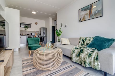 Boho Escape: 2 Bed 2 Bath (Power Back Up) Fourways