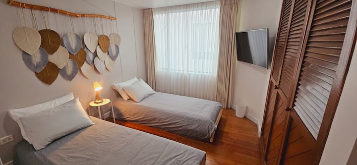 Višenamjenski krevet: svestranost za dijeljenje prostora bez gubitka udobnosti.
Možete odabrati kako želite da ovaj višenamjenski krevet bude postavljen: 
1. Krevet za jednu osobu
2. Bračni krevet (širine 150-179 cm)
3. Kutna sofa
4. Dva odvojena kreveta