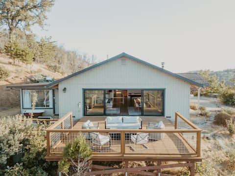 Zen House w/ King beds, Mountain Views & Hot tub