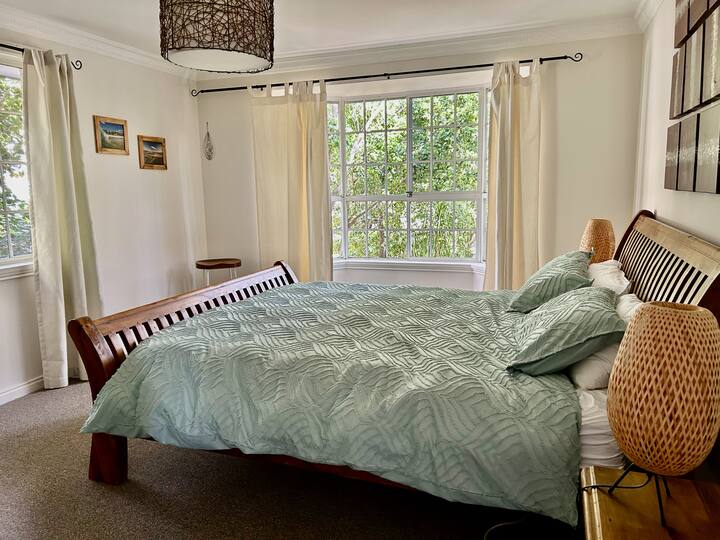 Მთავარი საძინებელი დიდი ზომის საწოლით, გასეირნება ტანსაცმლით და ახალი სააბაზანოს მიმდებარედ