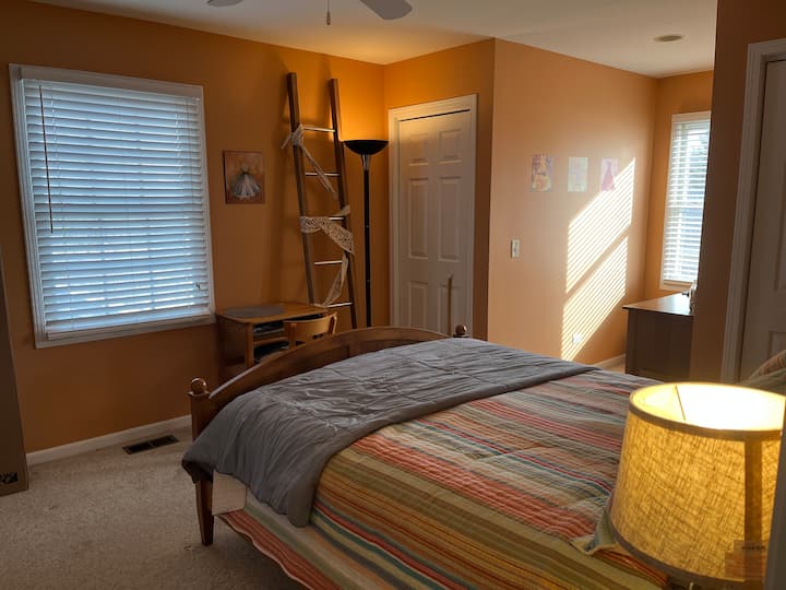 Спална соба на 2 кат, брачен кревет (широк 150-179 см), премиум постелнина, целосна бања