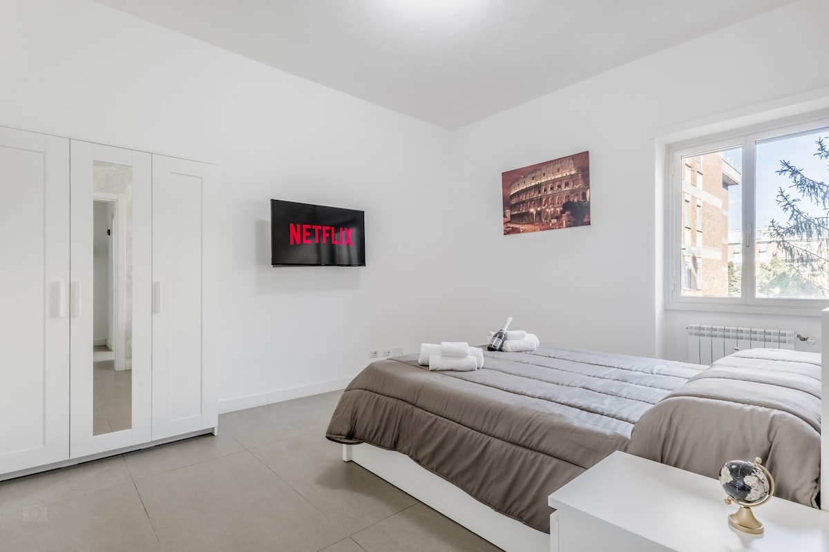 Dormitorio espacioso y cómodo con TV inteligente y Netflix gratuito. Cómoda cama doble y vista al paisaje urbano.