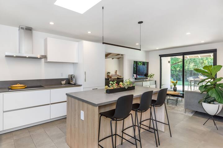 Bright, modern house gallery image 3