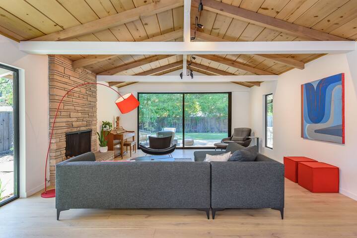 Bright, modern house gallery image 2