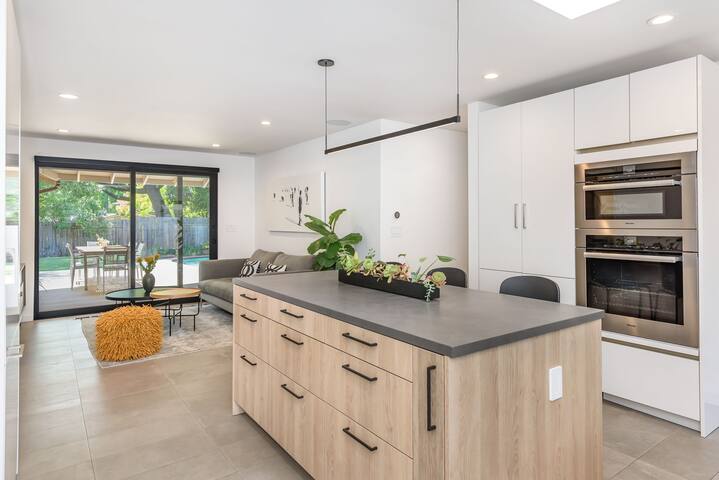 Bright, modern house gallery image 4