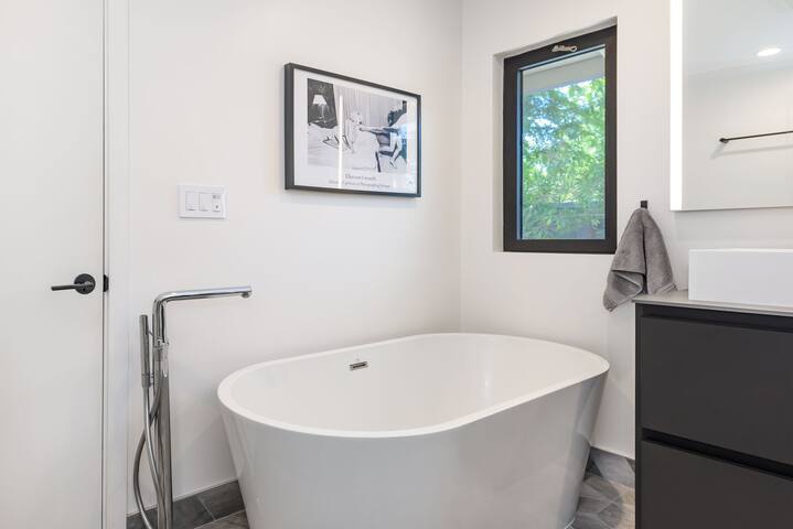 Bright, modern house gallery image 5