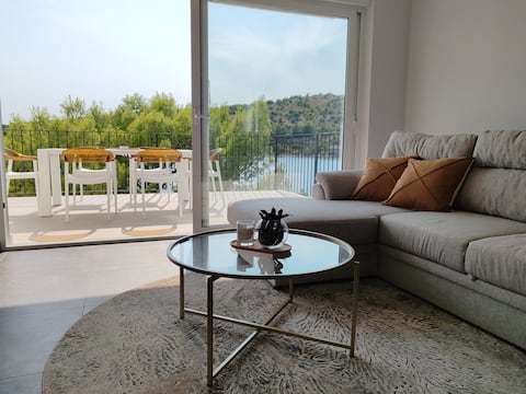 Modern 2 bedroom seafront oasis