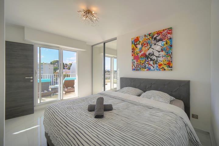 Оваа светла соба има прекрасен балкон, идеален за појадоци на отворено. Плакарот со огледални врати нуди удобен и простран простор за складирање.