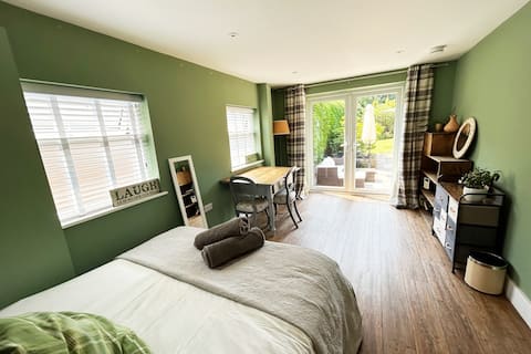Successful Airbnb property: Spacious, sunny Farnham Studio in Farnham
