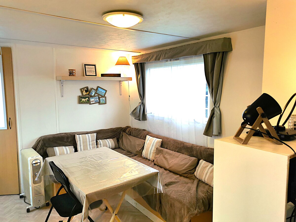 พื้นที่นั่งเล่นรวมถึงห้องนั่งเล่น/ห้องรับประทานอาหารและห้องครัว