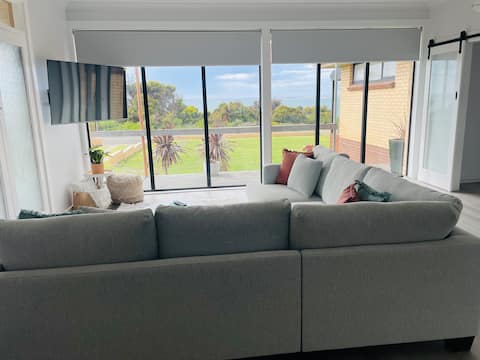 Popular Airbnb listing: The Front Row - Kangaroo Island Seafront Location in Kangaroo Island Council