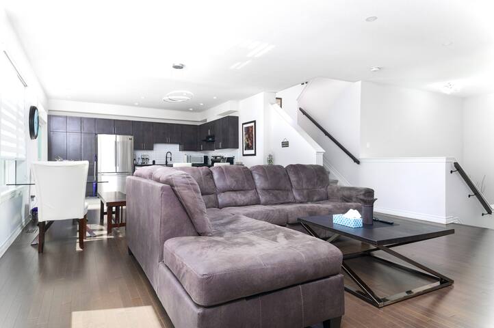 Modern 4BR • 7 Beds | Orléans | Near DT & Shops gallery image 4