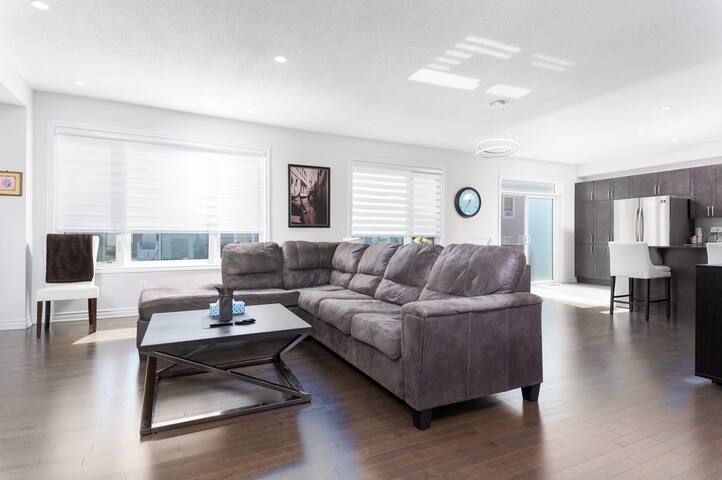 Modern 4BR • 7 Beds | Orléans | Near DT & Shops gallery image 3