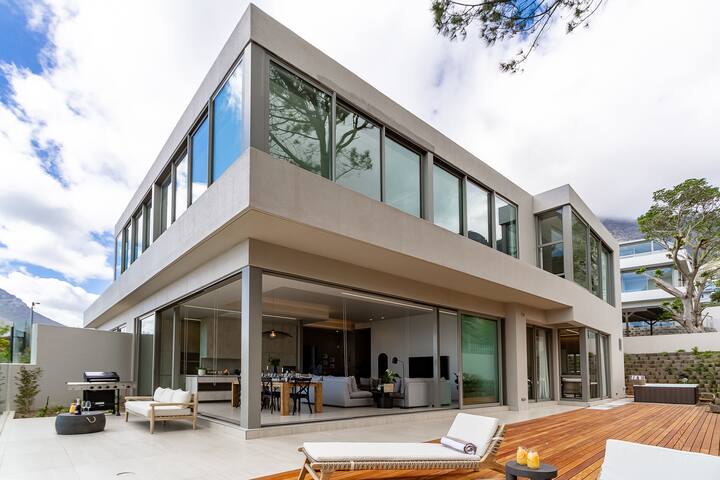NEW Modern 3 Bed Retreat In The Heart Of Camps Bay gallery image 4