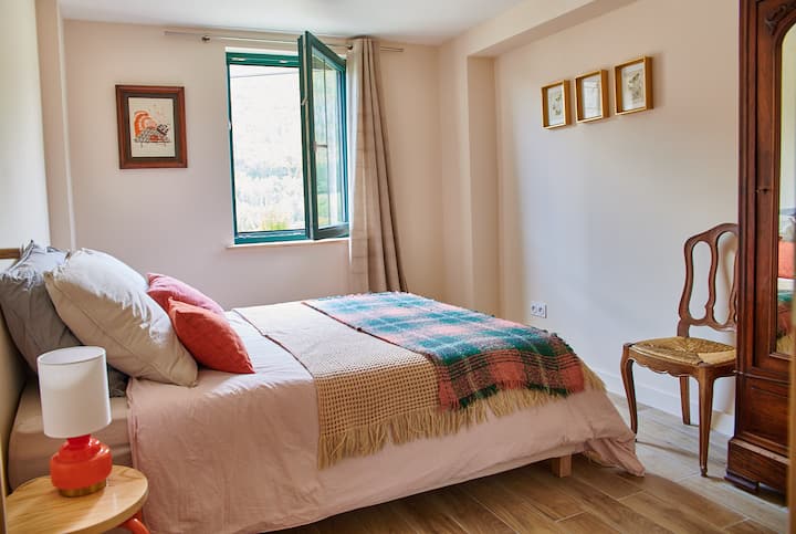 חדר שינה 2, חדר שינה מואר ומרווח עם ארון ונוף ישיר להרים. יכול לשמש כחדר זוגי או כפול גדול (160 ס"מ).